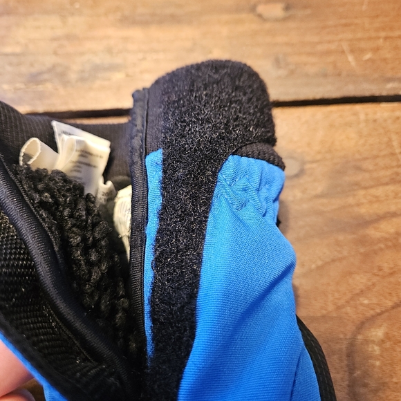 Obeymeyer fully opening little kid mittens are easy to get on "Thumbs Up Mitten" - Picture 5 of 6